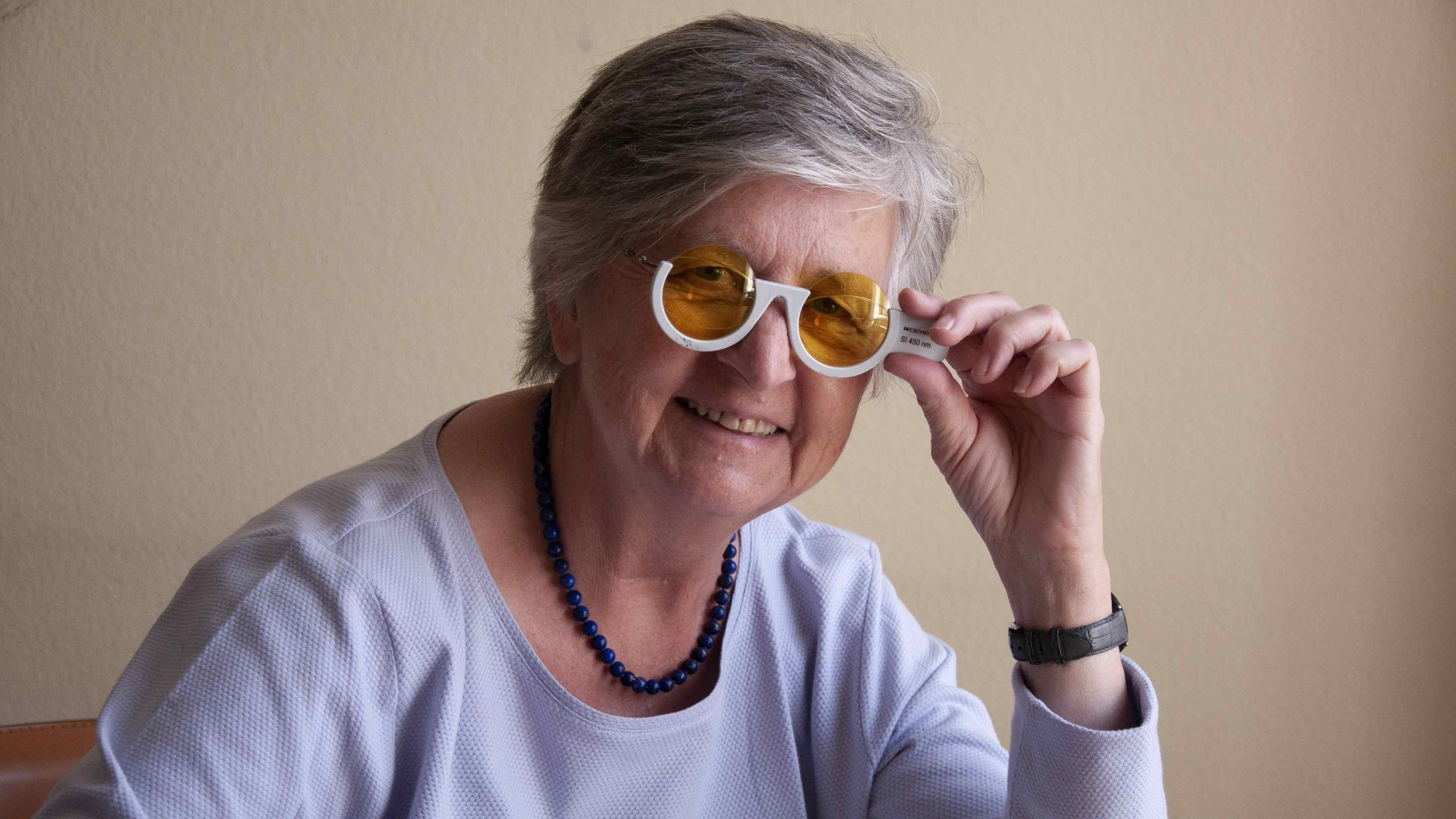 Frau mit Kantenfilterbrille