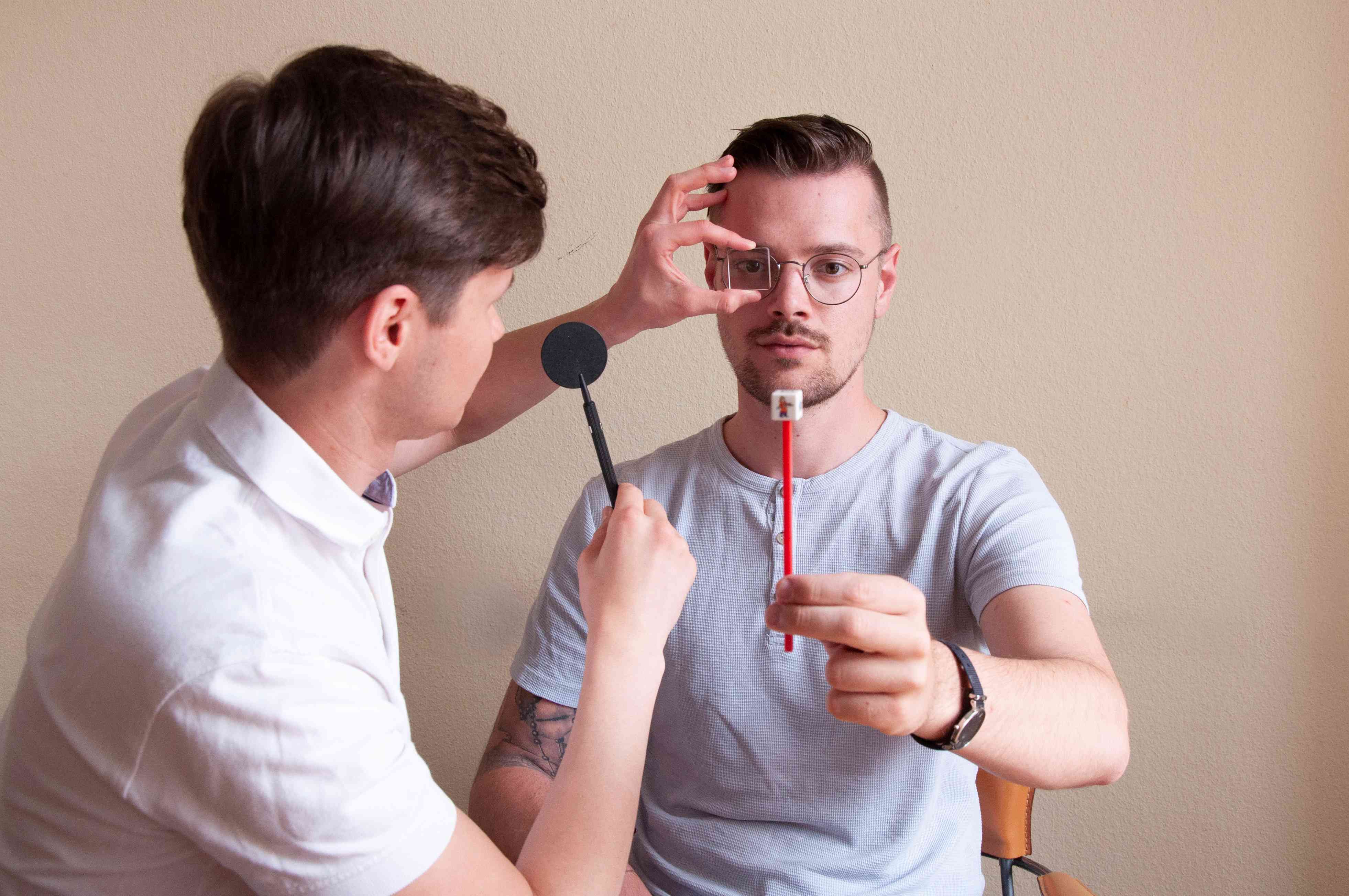 Zwei Männer bei einer orthoptischen Untersuchung