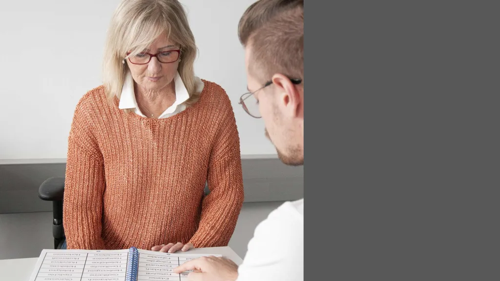 Frau sitzend am Tisch bei orthoptischen Übungen 