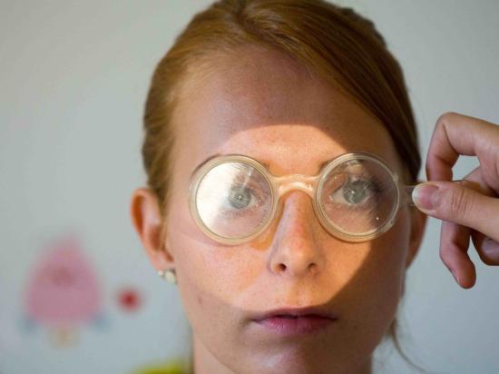 Frau mit Bagolinibrille vor den Augen