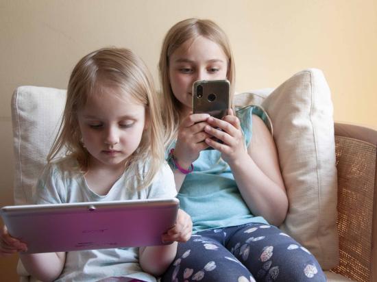 Kinder am Handy und Tablet