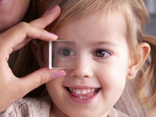 Kind mit Prismenglas vor den Augen